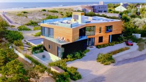 Phim Chốn xa hoa bên bờ biển - Million Dollar Beach House (2020)